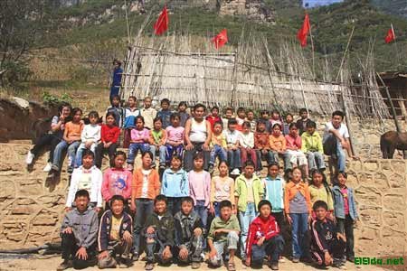 代课老师独守悬崖绝壁小学26年