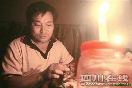 代课老师独守悬崖绝壁小学26年