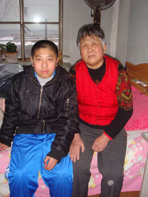 《真情耀中华》真情故事-照顾失明奶奶的好少年