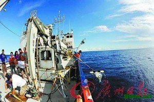 “海星号”上的工作人员正在实施海上打捞。 “海星号”上的工作人员正在实施海上打捞。