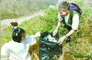威廉和环保志愿者们在长城上捡拾垃圾。 威廉和环保志愿者们在长城上捡拾垃圾。